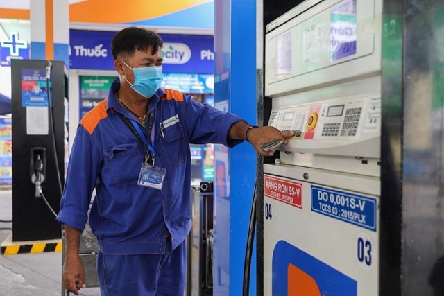 Giá xăng đồng loạt lùi về dưới 20.000 đồng/lít - Ảnh 1.