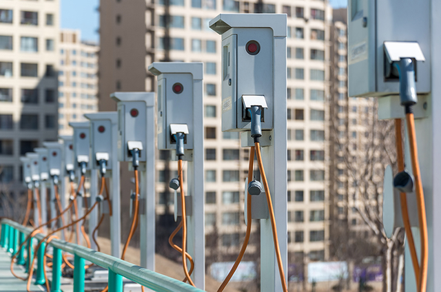 Nền kinh tế số 2 thế giới tăng tốc khai thác 'mỏ vàng' mới: kế hoạch xây 100.000 trạm sạc xe điện, thổi bùng cuộc đua công nghệ giữa các 'ông trùm' ô tô - Ảnh 3.