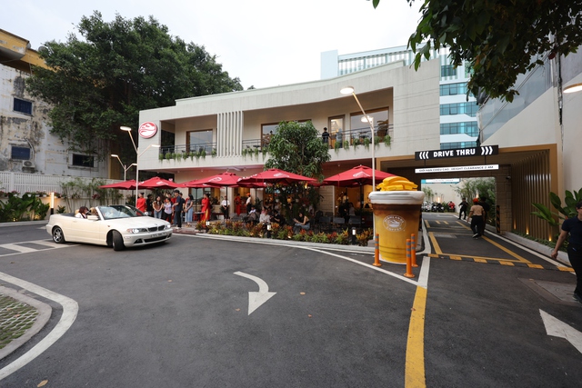 Tại sao Highlands Coffee liên tục tung ra các mô hình mới như kiosk cà phê tại cây xăng và drive-thru? - Ảnh 2.