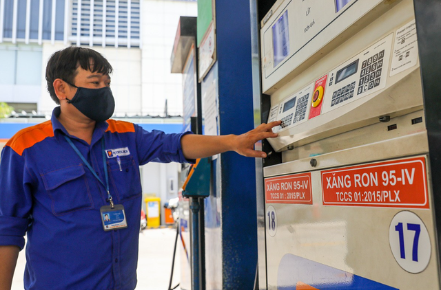 Giá xăng có thể tiếp tục giảm vào chiều 24/7 - Ảnh 1.