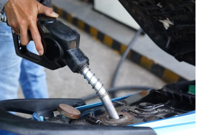 Xe đời cũ những năm 2000 không dùng được xăng E10: Sự thật là gì? - Ảnh 2.