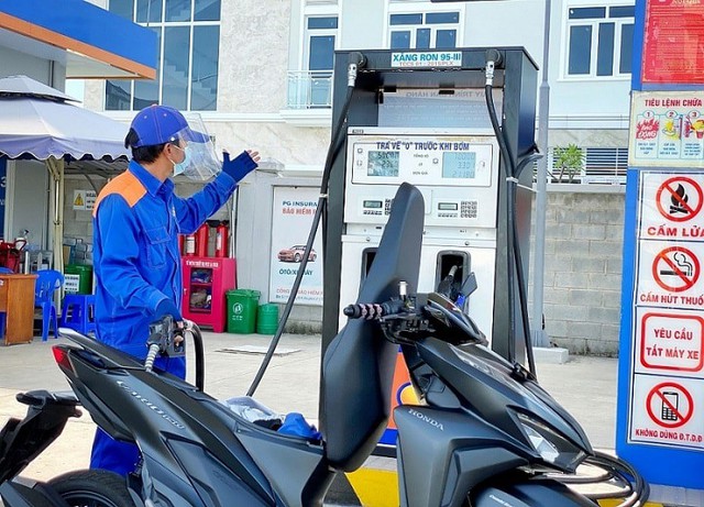 Giá xăng giảm 200 đồng/lít chiều 24/7 - Ảnh 1.
