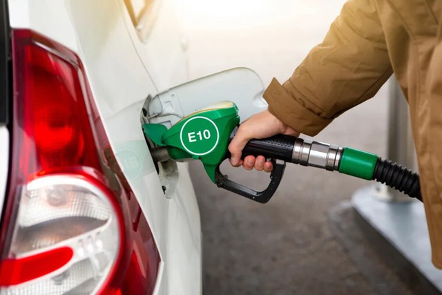 Xe đời cũ những năm 2000 không dùng được xăng E10: Sự thật là gì? - Ảnh 1.