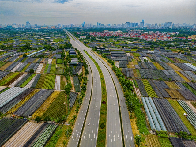 Người dân phía Tây Hà Nội đón tin vui: Đại lộ rộng 10 làn xe sắp hoàn thành, “mở lối” từ siêu đô thị của tỷ phú Phạm Nhật Vượng đến thẳng khu nhà giàu Ciputra - Ảnh 1.