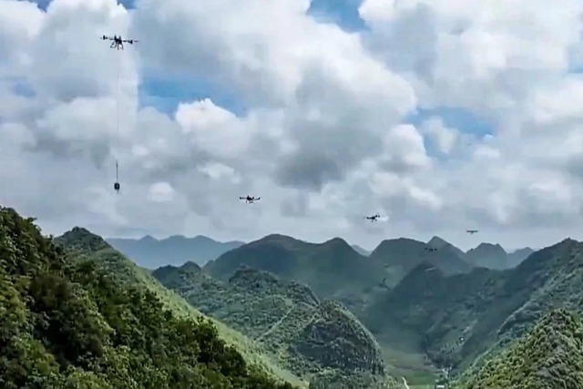 Kỳ tích lại gọi tên Trung Quốc: Dùng UAV chuyển 180 tấn thép, bê tông lên núi ở độ cao 1.600 m - rút ngắn 10 lần thời gian, 60% nhân công xây dựng trạm điện mặt trời - Ảnh 1.