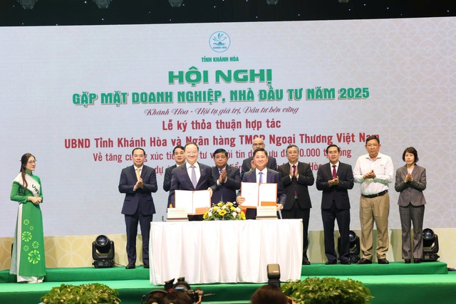 Vietcombank ký kết hợp tác với Khánh Hoà, cam kết “bơm" 50.000 tỷ đồng với lãi suất ưu đãi cho các dự án- Ảnh 1.
