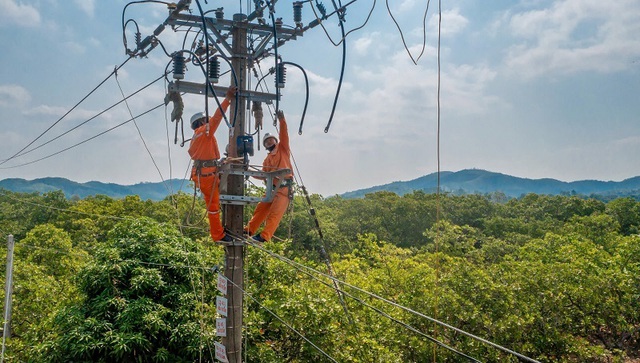 Cú 'vươn mình' đáng kinh ngạc của EVN: Đầu năm lỗ 8.100 tỷ, hết năm lột xác lãi hơn 8.200 tỷ - Ảnh 1.