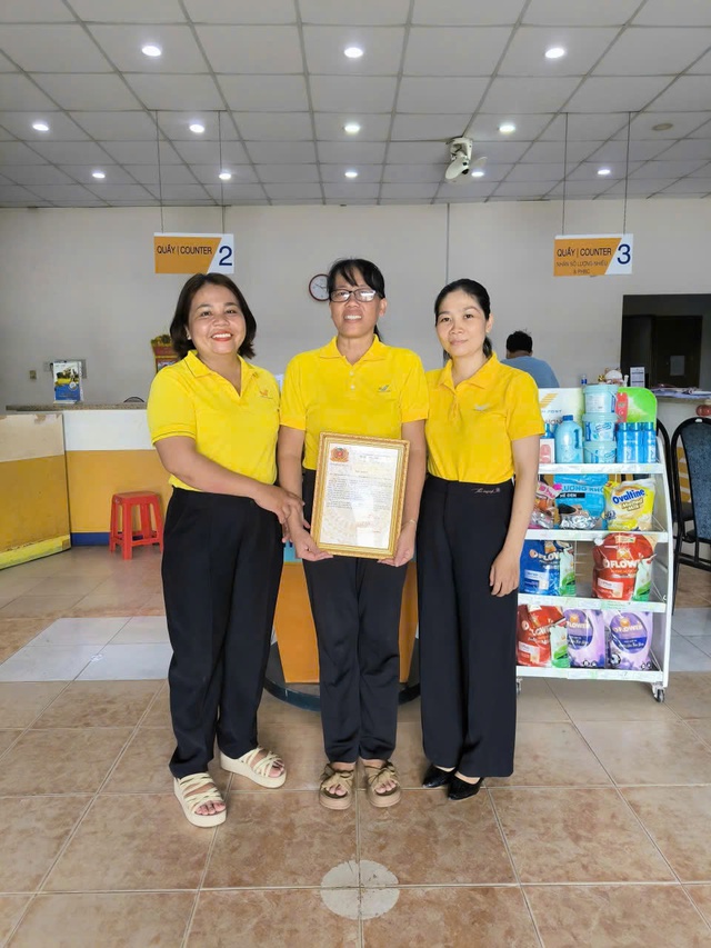 Đã gửi 15 triệu đồng, khách hàng tiếp tục đến bưu điện chuyển khoản thêm 60 triệu đồng: Nhân viên Vietnam Post vừa giao dịch, vừa báo công an - Ảnh 1.