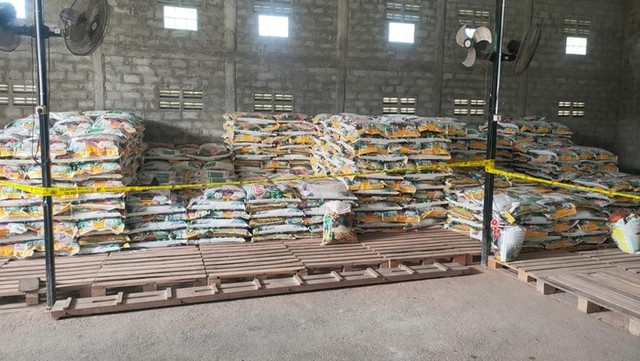 Đột kích một nhà máy, công an triệt phá đường dây sản xuất phân bón giả, bắt giữ giám đốc và tịch thu hàng trăm tấn sản phẩm - Ảnh 1.