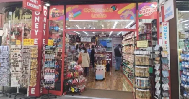 ‘Hét giá’ tiền triệu cho 2 gói kẹo, cảnh sát đến can thiệp và phát hiện đường dây hàng giả quy mô hàng tỷ đồng tại cửa hàng lưu niệm, hàng chục nghìn sản phẩm bị thu giữ - Ảnh 1.
