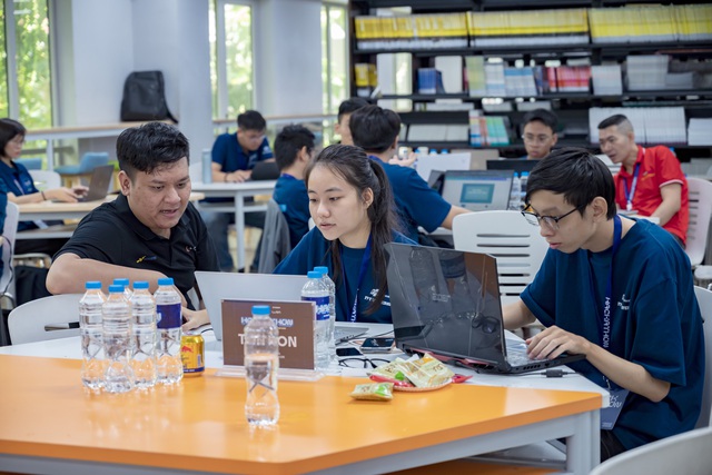 Vừa ra mắt 1 tháng, mô hình AI "tự viết code, tạo ứng dụng" của Việt Nam đặt chân vào 3 trường đại học: Giảm giá còn 10 USD/tháng cho sinh viên - Ảnh 2.