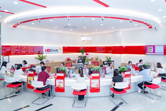 Đẩy mạnh kinh doanh số, HDBank báo lãi tới 10.068 tỷ đồng trong 6 tháng đầu năm, ROE lên tới 26,5% - Ảnh 1.