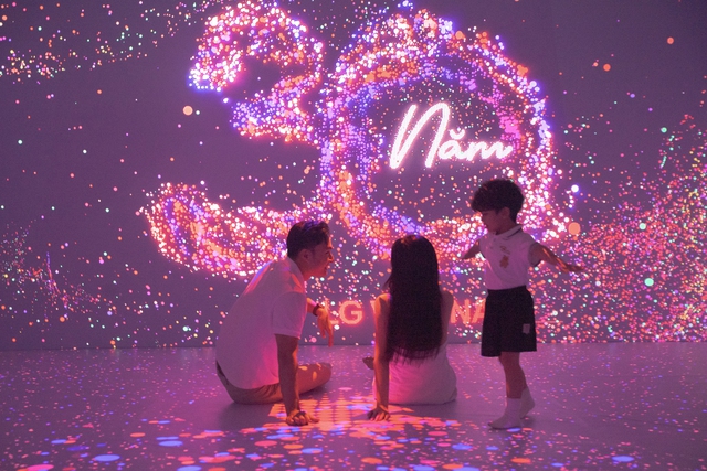 LG đánh dấu 3 thập kỷ đồng hành cùng người Việt với triển lãm nghệ thuật “The Art-ffection” - Ảnh 1.