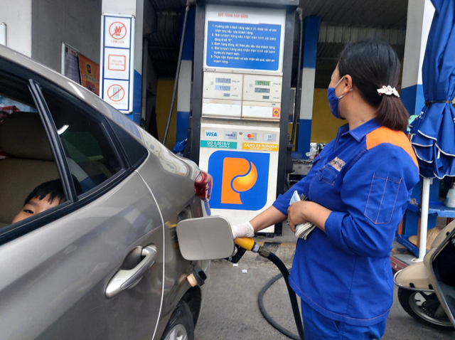 Giá xăng tăng nhẹ trước ngày bán thí điểm xăng sinh học E10 - Ảnh 1.