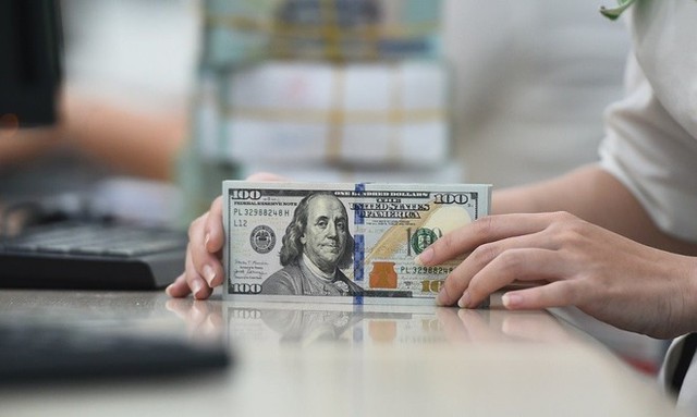 Tỷ giá trung tâm ngày 17/8 tăng 25 đồng, USD ngân hàng tăng mạnh - Ảnh 1.