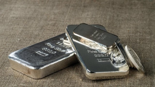Giá bạc hôm nay 10/7: biến động do áp lực từ đồng bạc xanh và lợi suất trái phiếu Mỹ- Ảnh 1. Giá bạc hôm nay 10/7: biến động do áp lực từ đồng bạc xanh và lợi suất trái phiếu Mỹ- Ảnh 1.