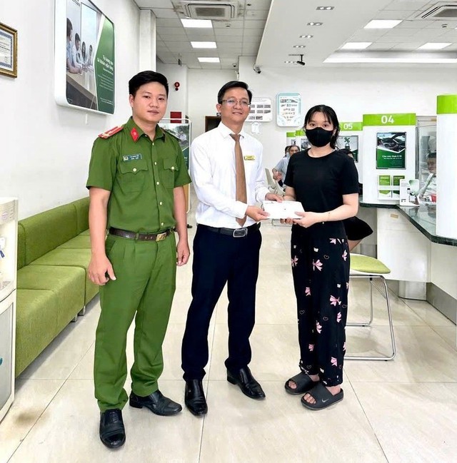 Cô gái 2002 đến PGD Vietcombank chuyển 40 triệu đồng vào tài khoản của chính mình: Công an yêu cầu làm việc gấp, buộc huỷ giao dịch - Ảnh 1.