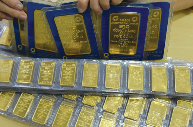 Cập nhật giá vàng hôm nay ngày 1/8: Vàng SJC đứng mốc 121,4 triệu đồng/lượng - Ảnh 1.