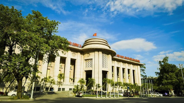 Lãi suất qua đêm liên ngân hàng tăng mạnh lên trên 6%, Ngân hàng Nhà nước tiếp tục bơm thanh khoản - Ảnh 1.