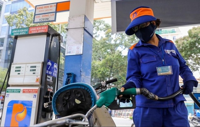 Giá xăng giảm nhẹ chiều 14/8 - Ảnh 1.