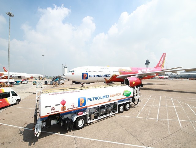 Vietjet Air sử dụng lô nhiên liệu hàng không bền vững đầu tiên tại Việt Nam, do Petrolimex pha trộn - Ảnh 1.