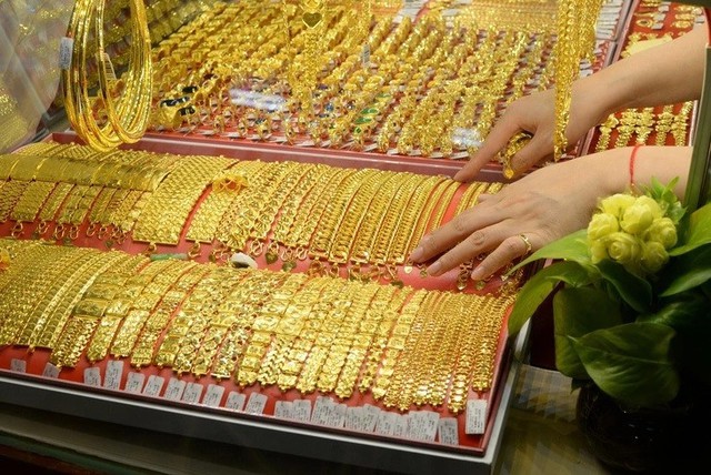 Cập nhật giá vàng hôm nay ngày 18/8: Vàng trong nước tăng 400.000 đồng/lượng - Ảnh 1.