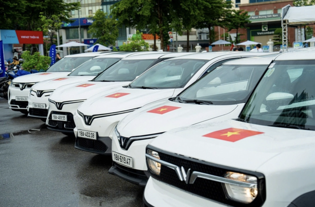 Hãng xe của tỷ phú Phạm Nhật Vượng tặng 100.000 bộ decal cờ đỏ sao vàng cho khách hàng toàn quốc - Ảnh 1.