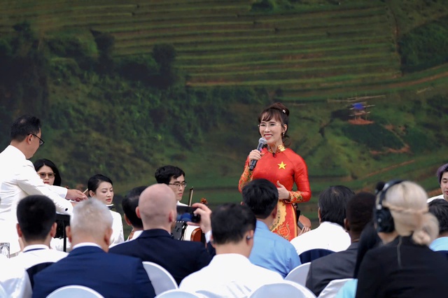 Bắt trọn khoảnh khắc nữ tỷ phú cất tiếng ca giữa cờ hoa tháng 8 - Ảnh 1.