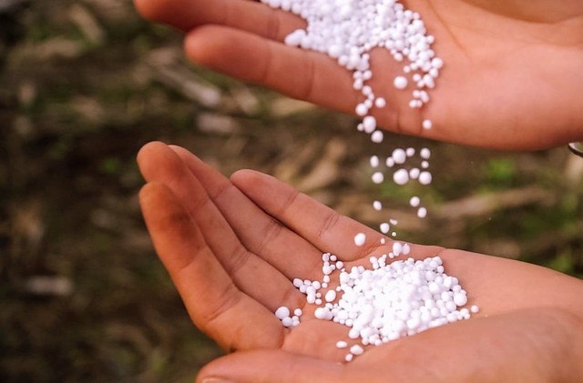 Nới lệnh cấm xuất khẩu, Trung Quốc tung ra thế giới hơn nửa triệu tấn 'vũ khí' chiến lược, xuất khẩu tăng sốc 600% so với cùng kỳ - Ảnh 1.