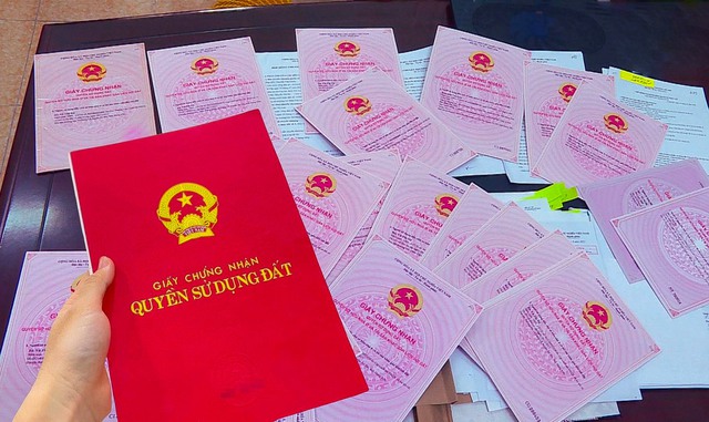 Mua đất bằng giấy viết tay có xác nhận của trưởng thôn, người dân có được cấp sổ đỏ không?- Ảnh 1.