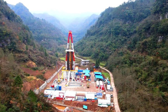 Còi báo động vang lên, dự án khoan sâu 3.300m dừng thi công khẩn cấp, kho báu chứa hàng trăm tỷ m3 'vàng trắng' lộ diện nhờ công nghệ cao - Ảnh 1.