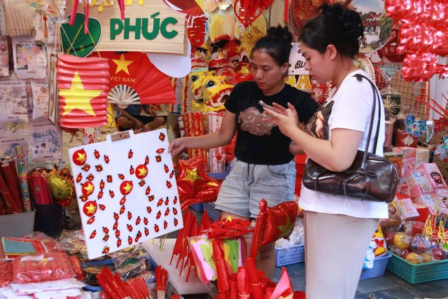 Không phải áo phông yêu nước, món phụ kiện này đang