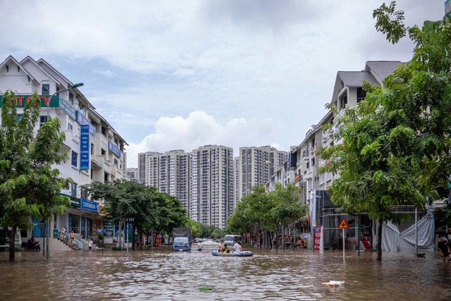 "Làng" biệt thự triệu đô Hà Nội ngập trong "biển nước"- Ảnh 3. "Làng" biệt thự triệu đô Hà Nội ngập trong "biển nước"- Ảnh 3.