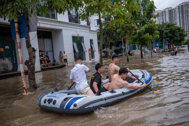 "Làng" biệt thự triệu đô Hà Nội ngập trong "biển nước"- Ảnh 4. "Làng" biệt thự triệu đô Hà Nội ngập trong "biển nước"- Ảnh 4.