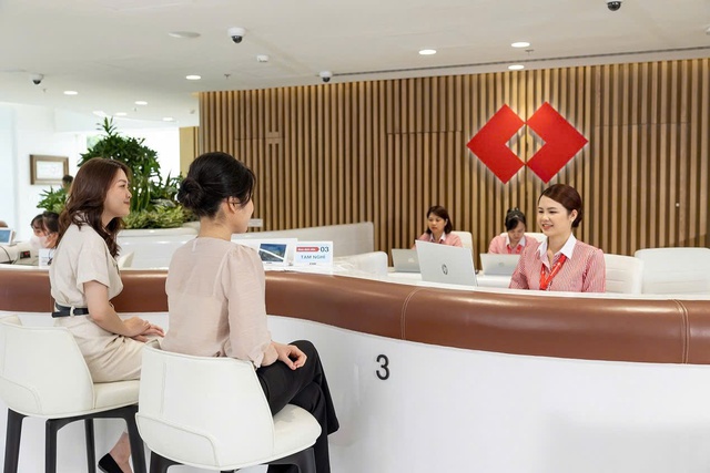 S&P nâng xếp hạng tín nhiệm của Techcombank lên mức BB - Ảnh 1.