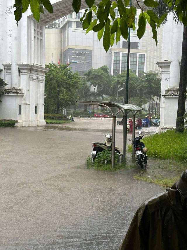 Khu nhà giàu Ciputra hễ mưa là ngập trong "biển nước" nhưng giá biệt thự vài trăm tỷ/căn - Ảnh 4.