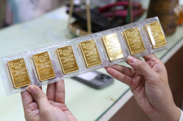 Cập nhật giá vàng hôm nay ngày 26/8: Vàng miếng SJC vọt lên 127,7 triệu đồng/lượng - Ảnh 1.