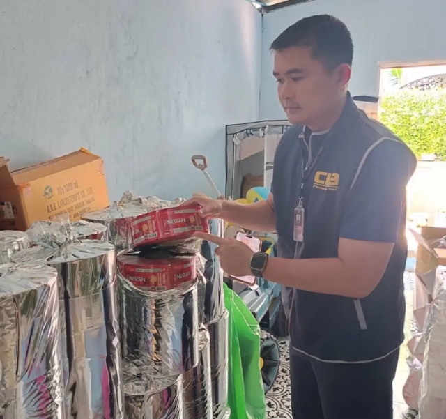 Một trung tướng chỉ huy cuộc đột kích, tóm gọn đường dây sản xuất nước tương, cà phê giả quy mô lớn, tịch thu hơn 75.000 sản phẩm sắp tung ra thị trường - Ảnh 3.