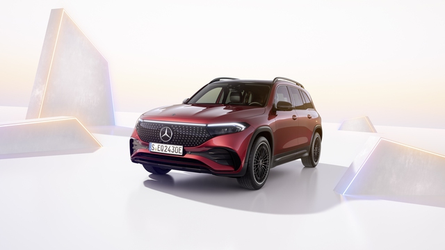 Mercedes-Benz EQB 250+ FL bản nâng cấp ra mắt tại Việt Nam, giá 2,3 tỷ đồng cùng loạt ưu đãi tháng 9/2025 - Ảnh 1.