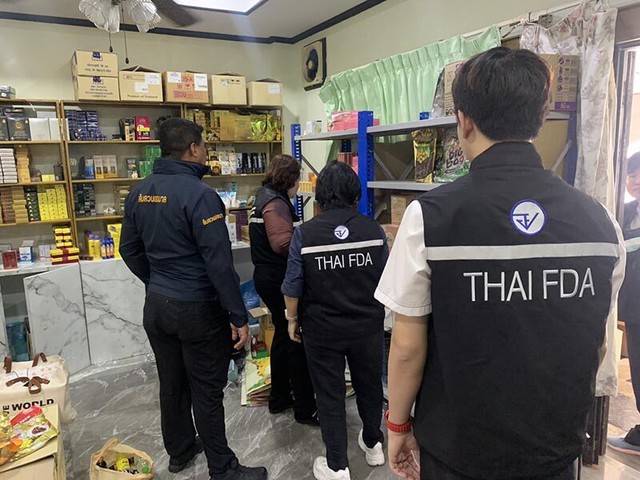 Đột kích 2 căn nhà cho thuê, công an triệt phá đường dây buôn bán mỹ phẩm và thuốc giả, tịch thu hơn 8.000 sản phẩm - Ảnh 2.
