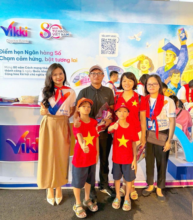 Vikki Bank tặng 1.100 điện thoại thông minh 5G cho người nghèo, lan tỏa niềm vui Quốc khánh - Ảnh 3.