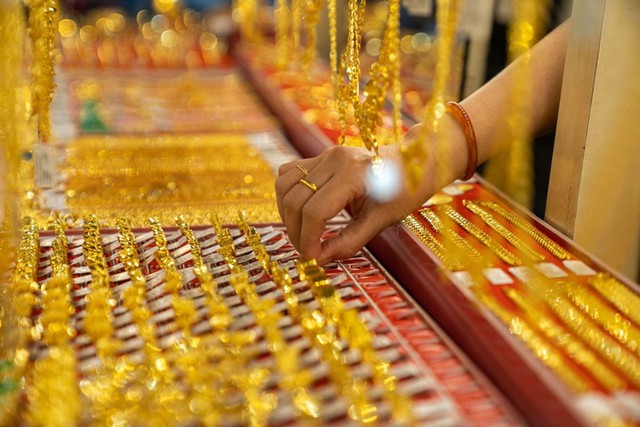 Cập nhật giá vàng hôm nay ngày 30/8: Vàng miếng, vàng nhẫn lập đỉnh chưa từng có - Ảnh 1.