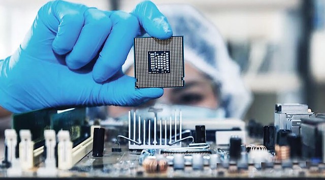 Thủ tướng: Chậm nhất tới 2027 phải có một số chip bán dẫn cần thiết - Ảnh 2.