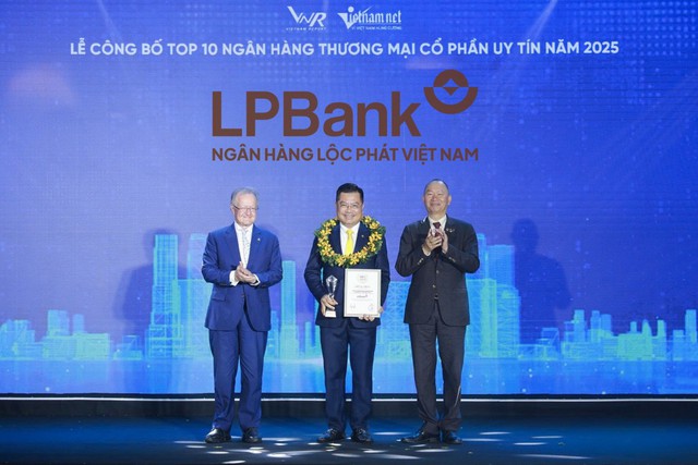 Tiếp đà tăng trưởng, LPBank thăng hạng trong hai giải thưởng uy tín năm 2025 - Ảnh 2.