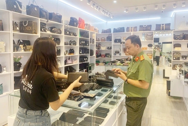 Tạm giữ hơn 2.400 sản phẩm thời trang trị giá gần 5,1 tỷ đồng nghi giả mạo nhãn hiệu Louis Vuitton, Dior, Chanel…- Ảnh 1. Tạm giữ hơn 2.400 sản phẩm thời trang trị giá gần 5,1 tỷ đồng nghi giả mạo nhãn hiệu Louis Vuitton, Dior, Chanel…- Ảnh 1.
