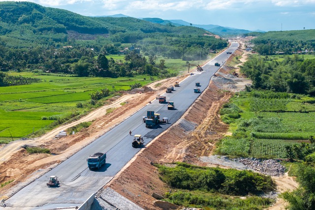3.100 người, 1.150 thiết bị làm ngày đêm, liên danh Đèo Cả quyết tâm vượt tiến độ dự án lớn nhất cao tốc Bắc - Nam theo chỉ đạo của Thủ tướng - Ảnh 1.