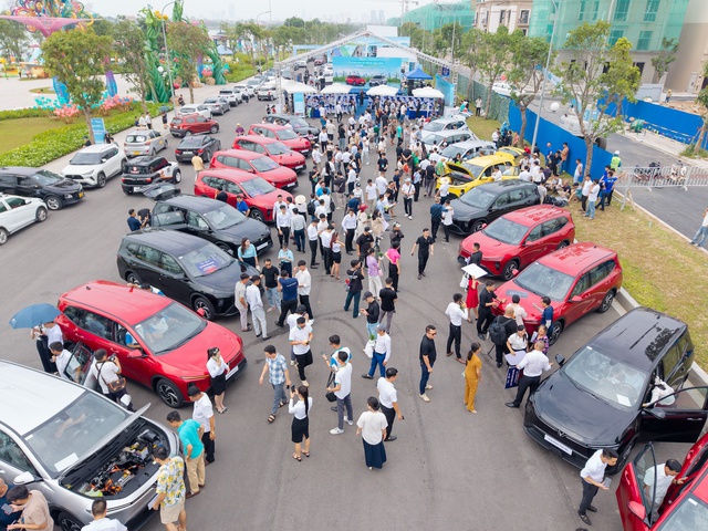 VinFast chính thức bàn giao lô xe Limo Green đầu tiên cho khách hàng - Ảnh 2.