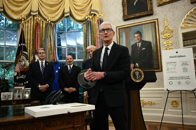 Đem tặng ông Trump thứ gì mà CEO Tim Cook nhận lại phần quà siêu to khổng lồ: 'Apple sẽ được đối xử đặc biệt' - Ảnh 1.