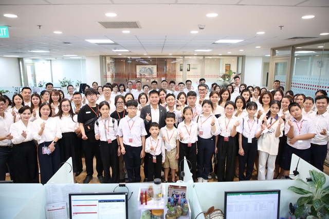 Quỹ Ươm mầm ước mơ SeABank nhận đỡ đầu thêm 10 học sinh nghèo hiếu học: Nối dài hành trình 10 năm gieo mơ ước - Ảnh 1.