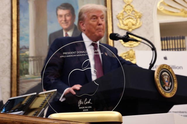 Đem tặng ông Trump thứ gì mà CEO Tim Cook nhận lại phần quà siêu to khổng lồ: 'Apple sẽ được đối xử đặc biệt' - Ảnh 2.